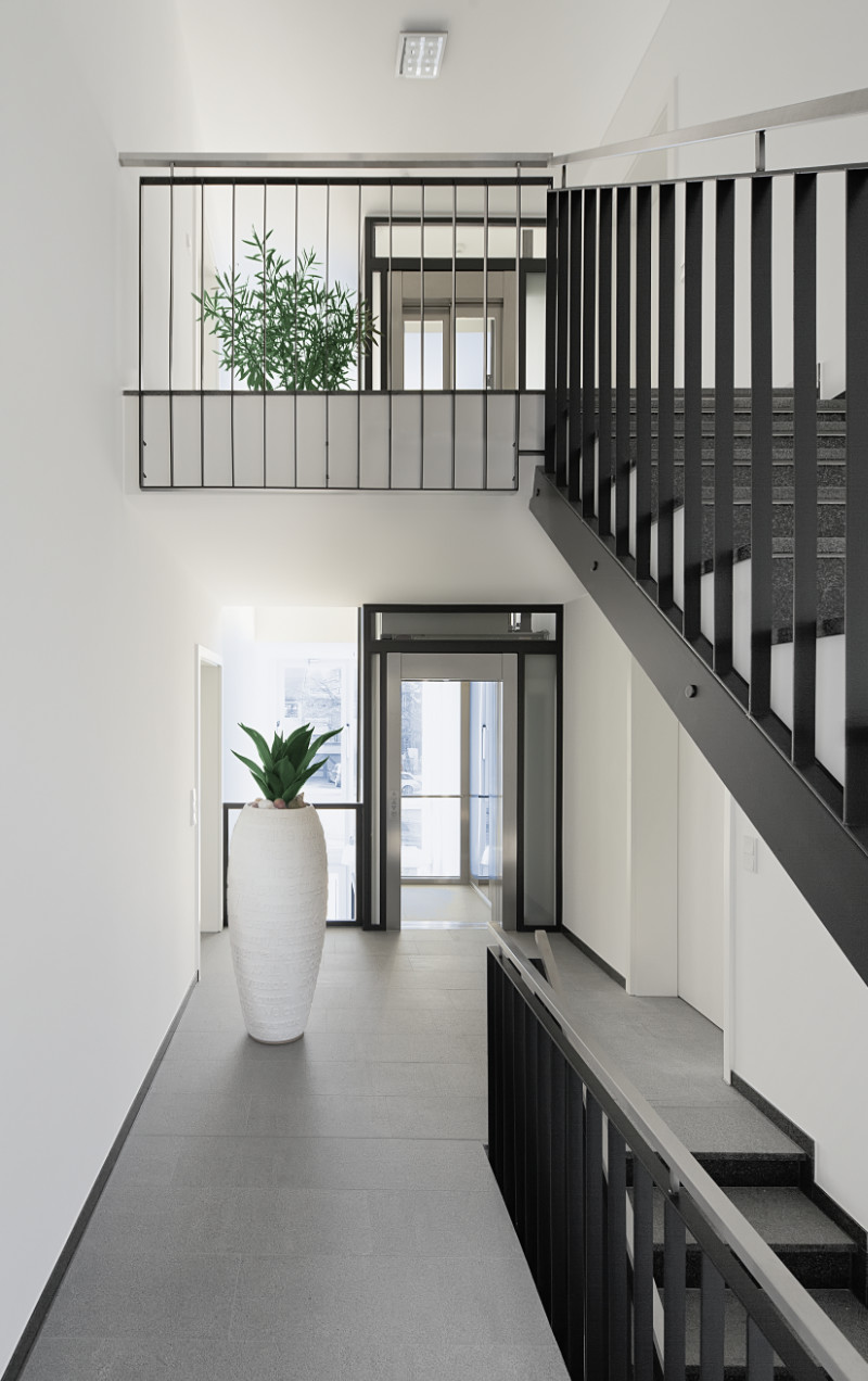 staircase-and-hallway-in-modern-house-VTJL8S2.jpg